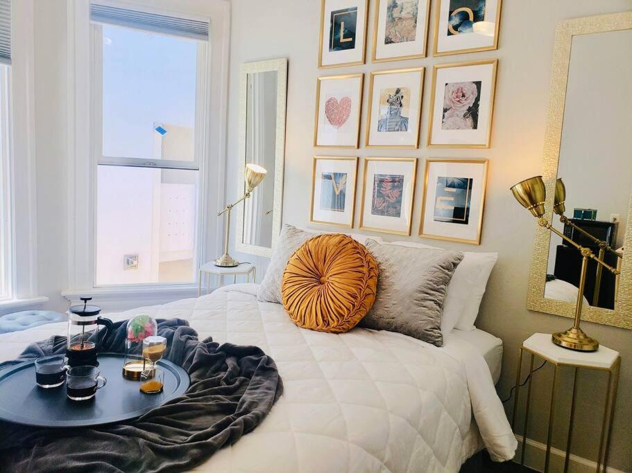 Private Downtown Studio Gaslamp District! Perfect for Travelers and Couples! Located in the Heart of San Diego Downtown!