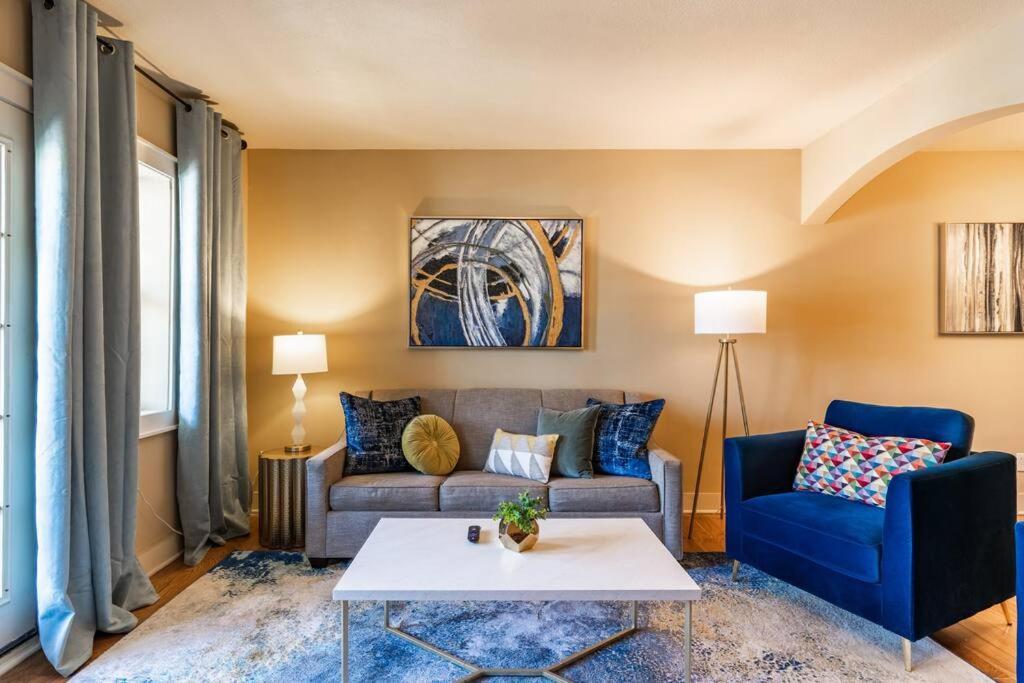 Beautifully Decorated Plaza Condo 1