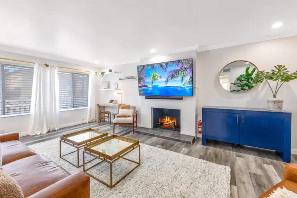 LuxuryTownhome.3Blks2Beach.E-Bikes.75”4kTV (Huntington Beach)