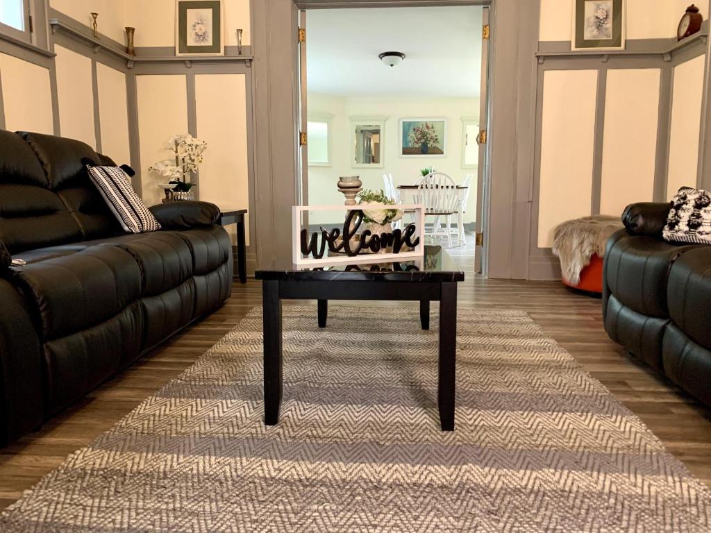 The Aquarium Chateau - With Private Yard & Free Parking