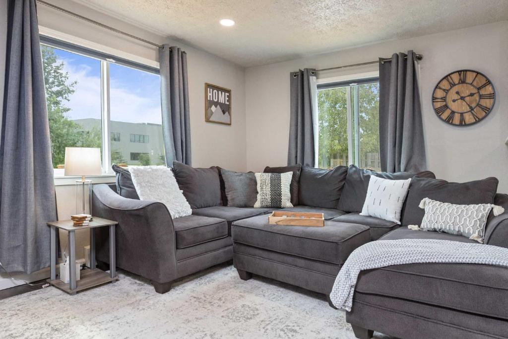 Updated Townhome about 5 Mi to Hilltop Ski Area!