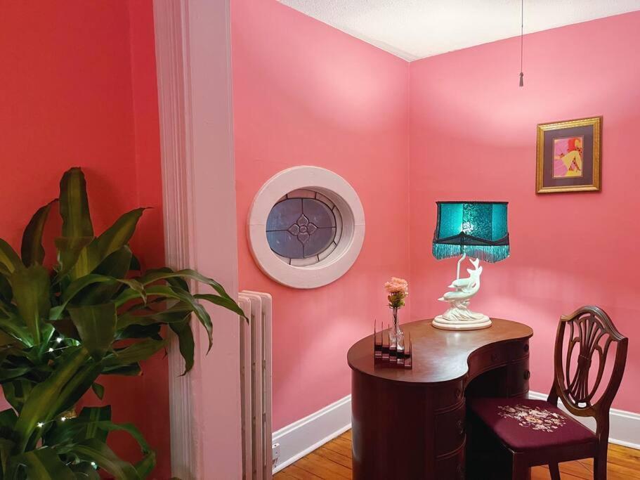 Funky Pretty Downtown Victorian (Saint Paul)