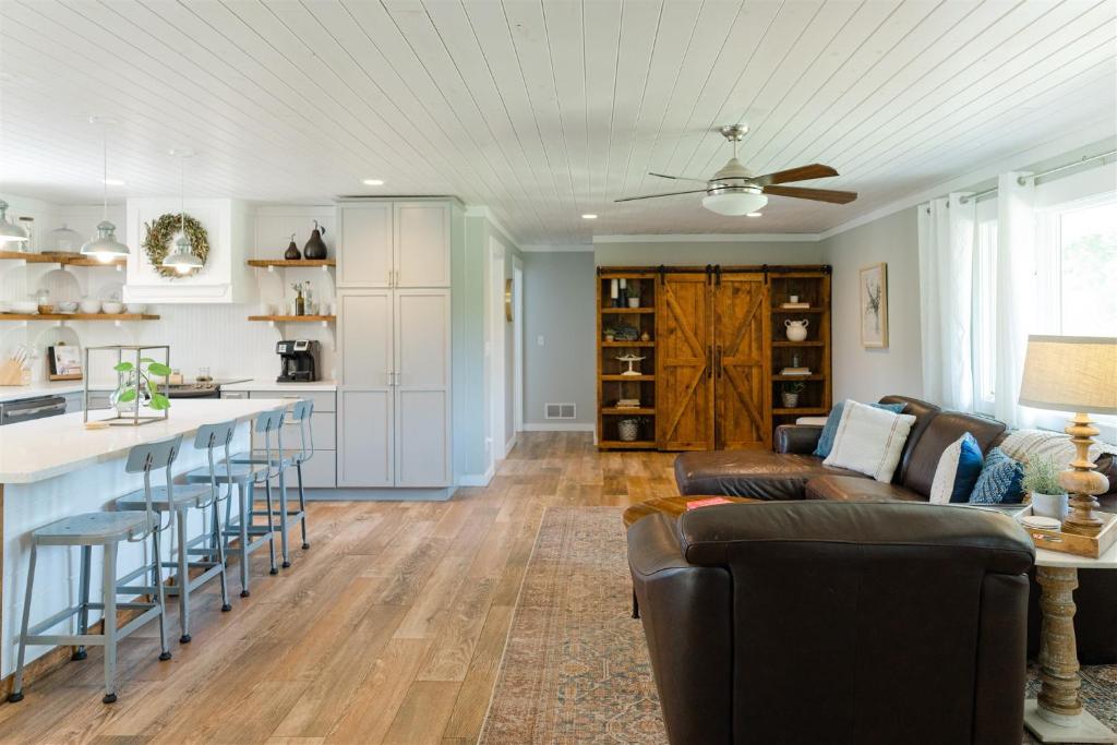 Secluded Villa on 50+ acres - near IU and Nashville (Bloomington)