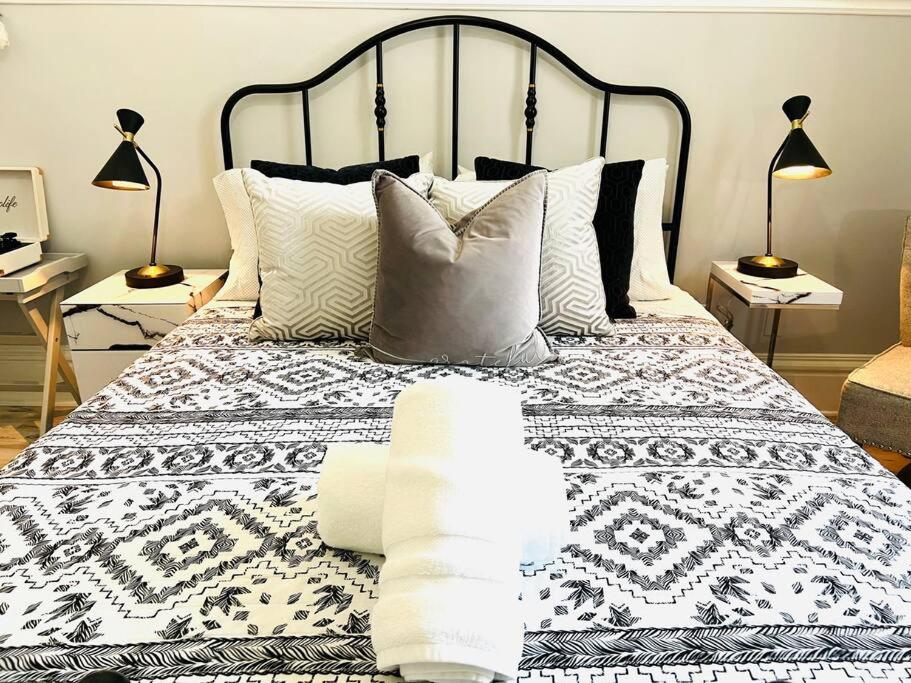 Art Deco Studio for two Gaslamp District! Conveniently Located in the Heart of Downtown San Diego! Perfect for Travelers and Couples!