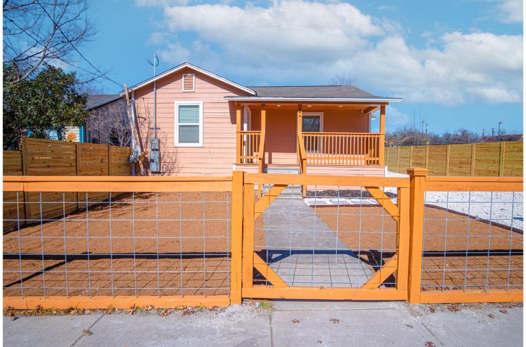 Adorable 4BR 2BA Close to Riverwalk and Downtown