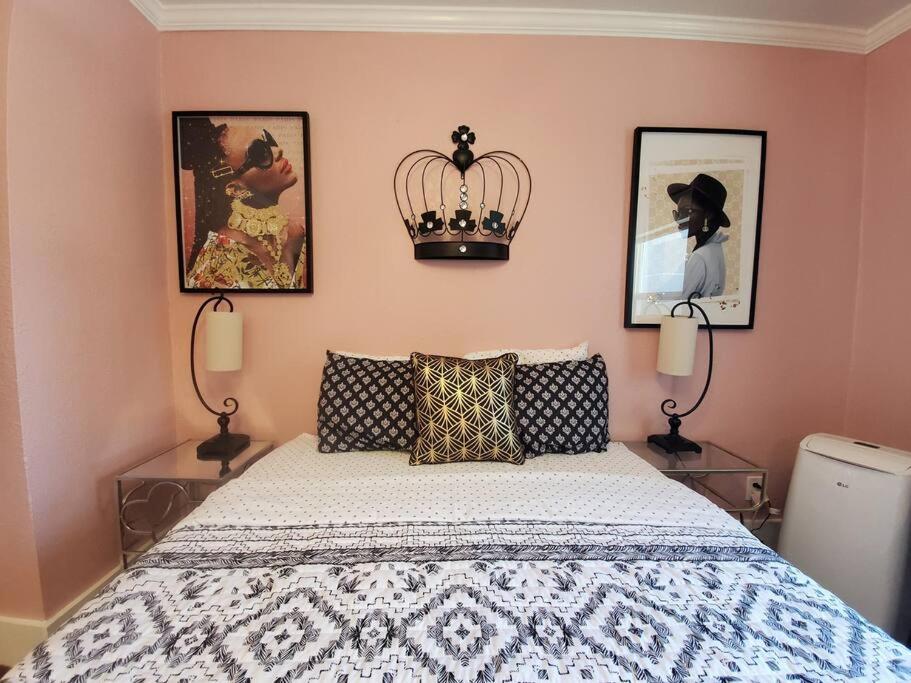 Modern Pink-themed Studio for two Wonderful VIBE! Located near San Diego Downtown!