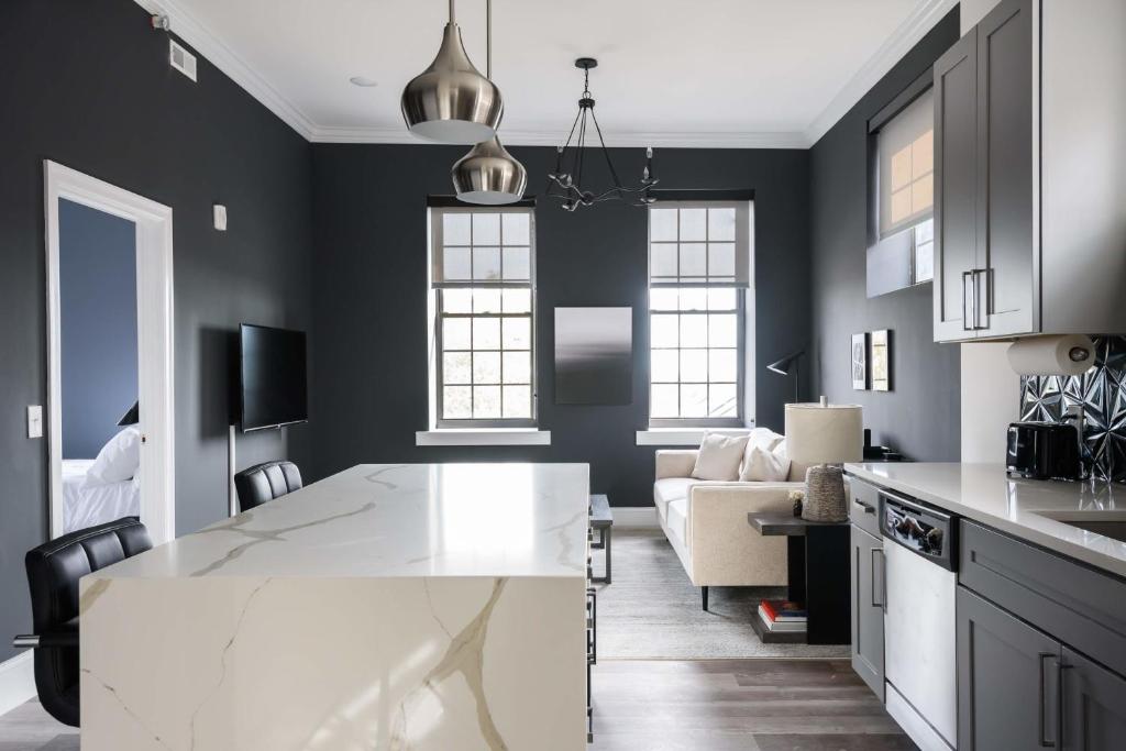 Luxe LF Square 1BR with City View & Rooftop by Zencity