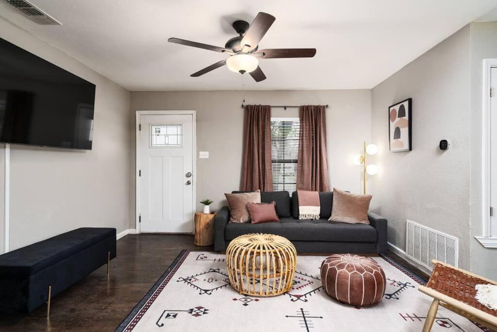 Relax @ The Red Door ☆ Central ☆ Near Quarry & Zoo