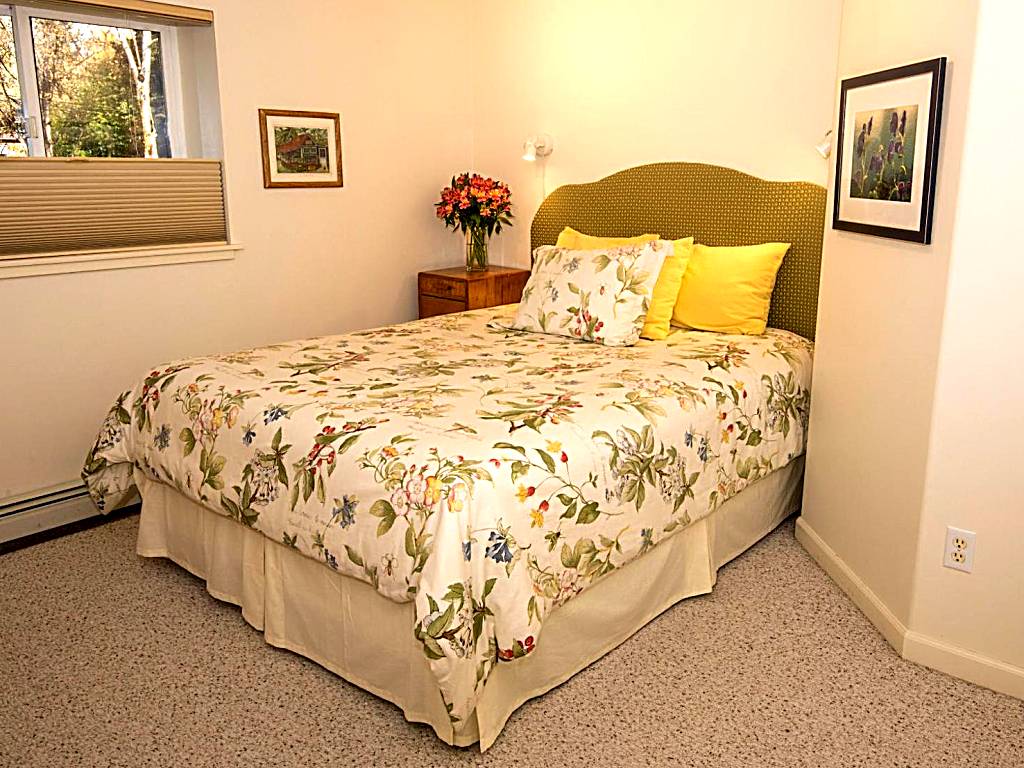 Gardenside Bed and Breakfast: Deluxe Queen Suite