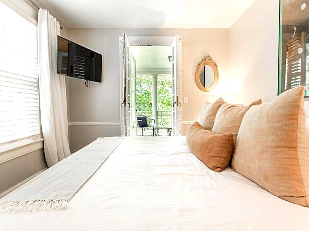 Kersey Coates at Southmoreland on the Plaza: One-Bedroom Suite