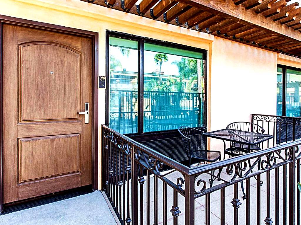 The Cove Hotel: Deluxe King Room with Patio - Non-Smoking