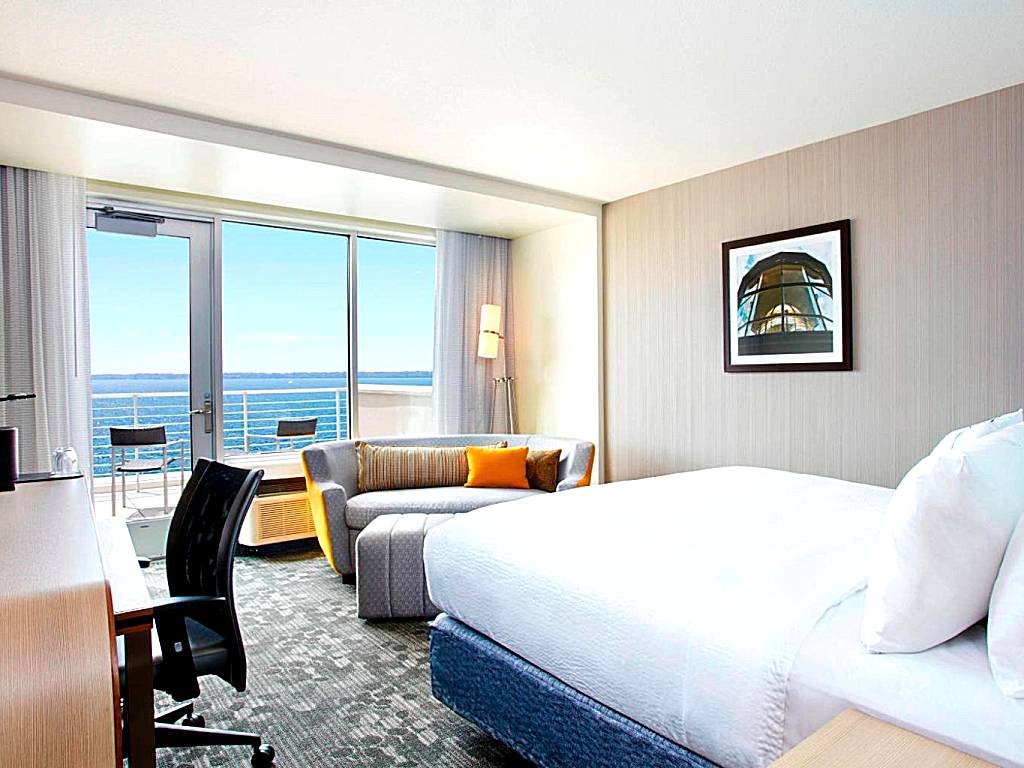 Courtyard by Marriott Erie Bayfront: Deluxe Guest room, 1 King, Sofa bed, Bay view, Balcony (Erie)