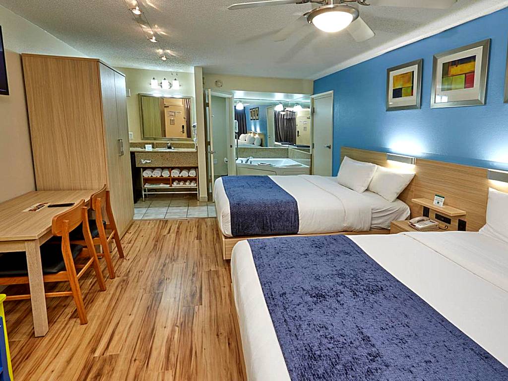 Flamingo Waterpark Resort: Superior 2 Queen Beds with Jetted Tub