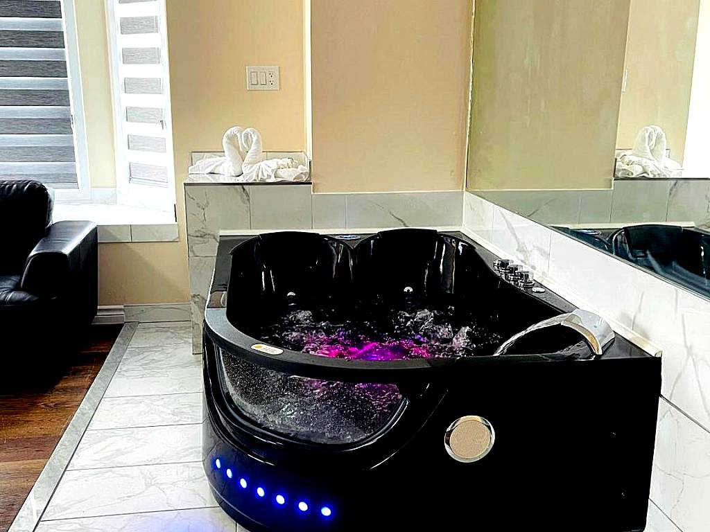 Falls Lodge & Suites: Premium Room, 1 King Bed, Jetted Tub (Niagara Falls)