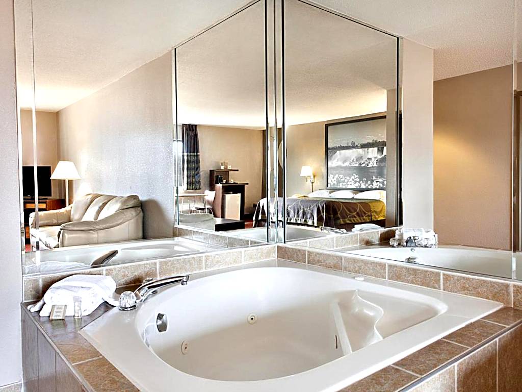 Super 8 by Wyndham Niagara Falls: Studio Suite with Two Queen Beds - Non-Smoking