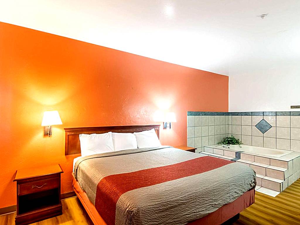 Motel 6-Oklahoma City: King Suite with Spa Bath - Non-Smoking