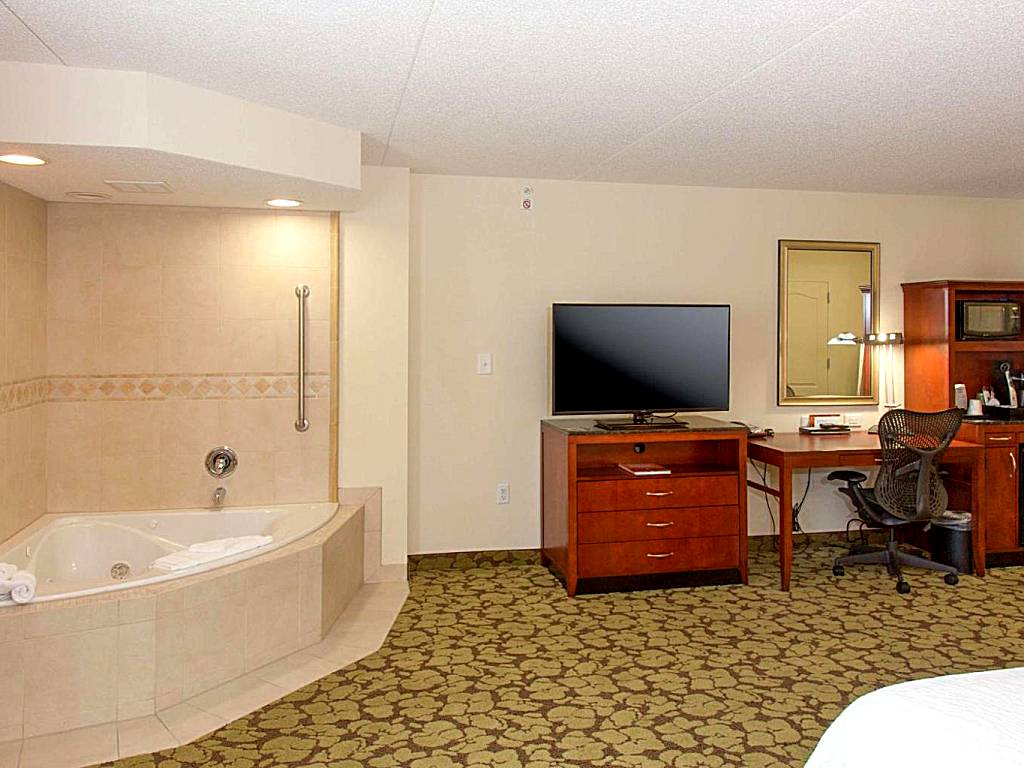 Hilton Garden Inn Myrtle Beach/Coastal Grand Mall: One-Bedroom King Suite with Hot Tub - single occupancy (Myrtle Beach) 