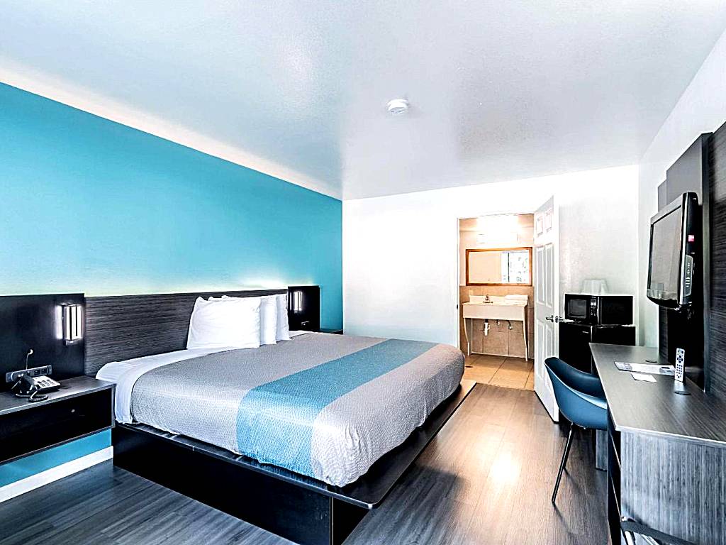 Motel 6 Tampa Near Fairgrounds - Casino: King Room - Smoking