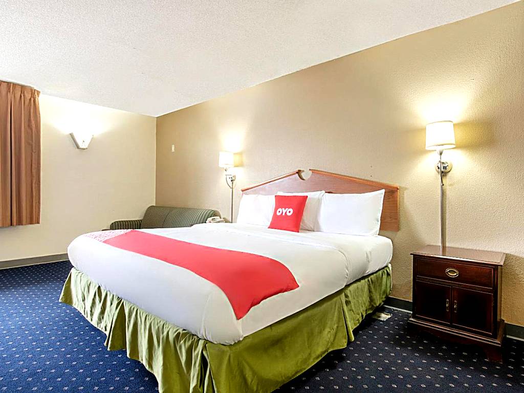 OYO Hotel Tulsa International Airport: King Room with Spa Bath