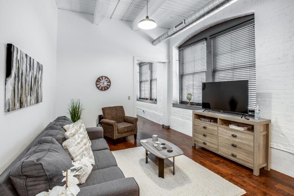 NY Style Centric Loft with King Bed by Park ave