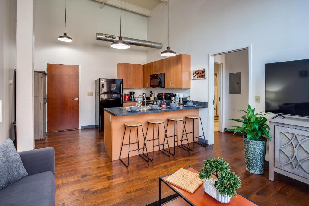 NY Style Centric Loft with King Bed by Park ave