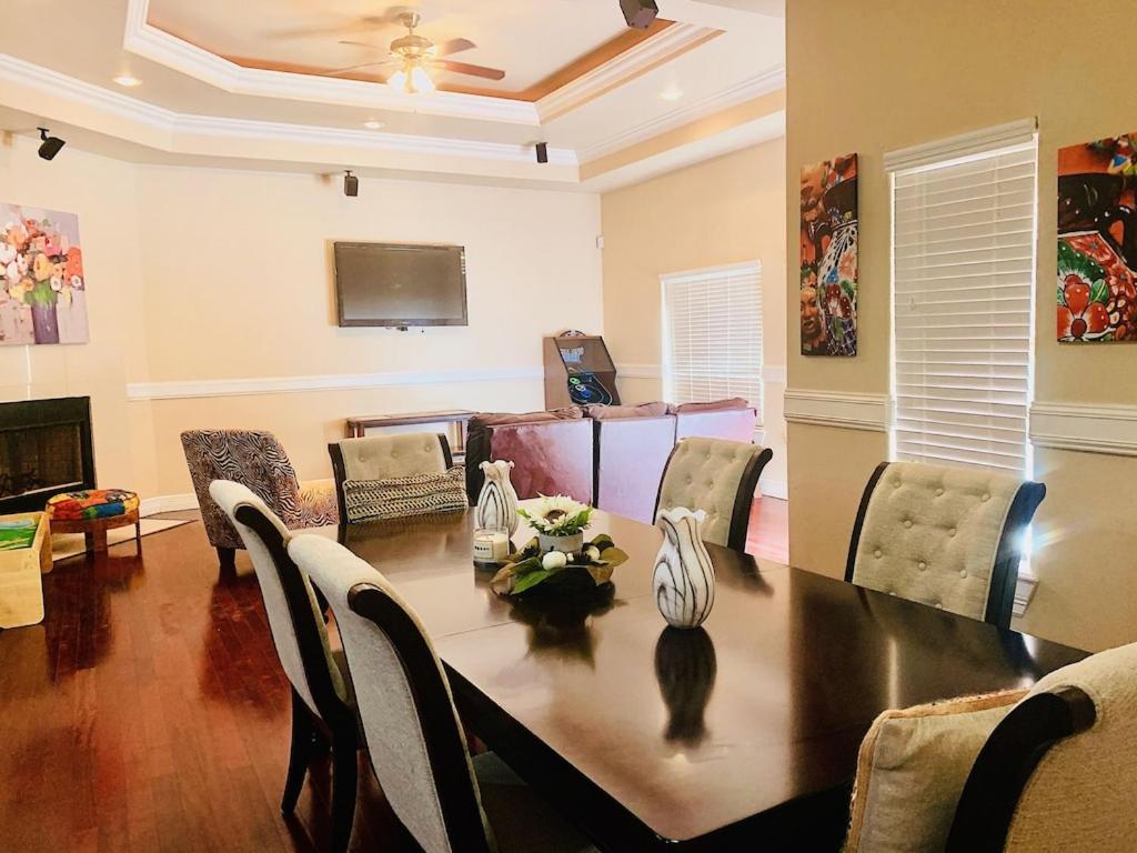 Brownsville Grand Comfort- 5 Beds 3 Baths, with plunge pool, Beach or City Fun, Spacious with optional 2 bedroom 1 bath full kitchen adjacent home