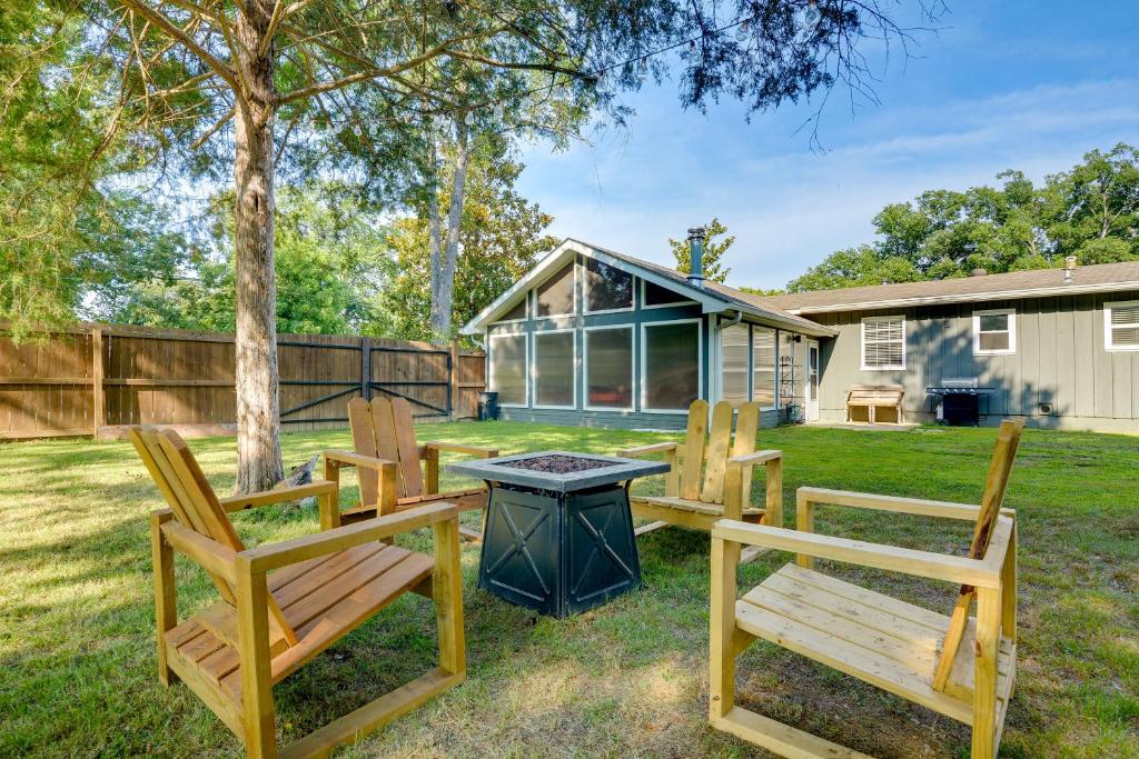 Rogers Vacation Rental about 7 Mi to Downtown