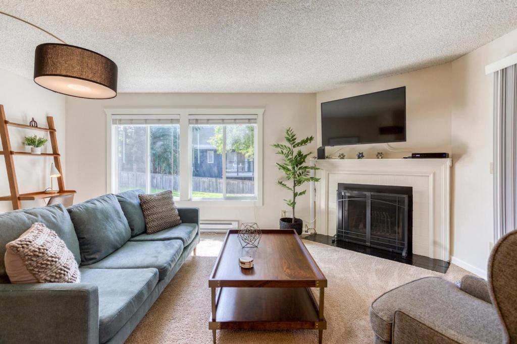 Kirkland 2br w deck yard nr waterfront SEA-663