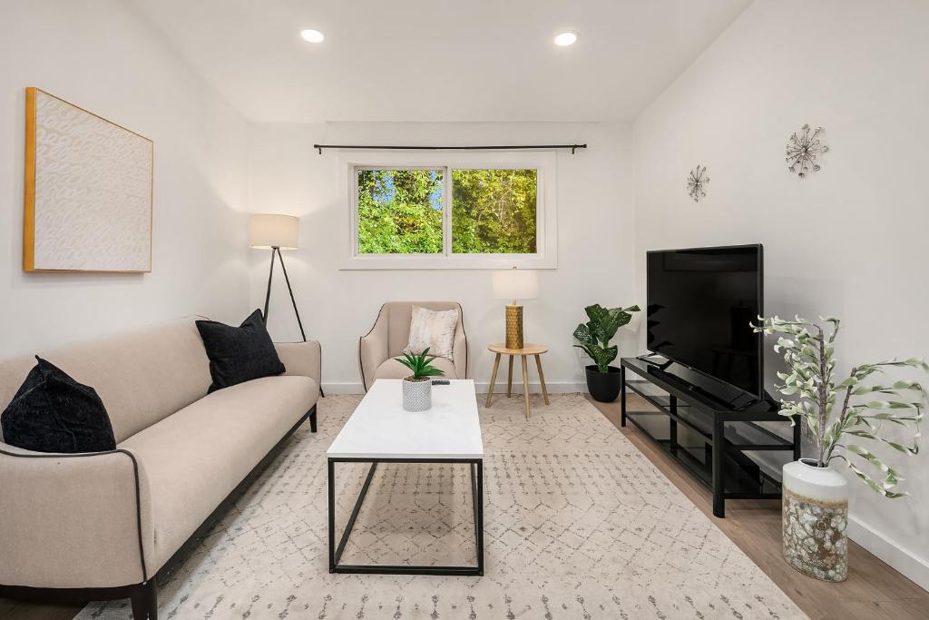 Cozy 1 Bedroom Kirkland Guest House for Relaxation & Pet-Friendly Bliss