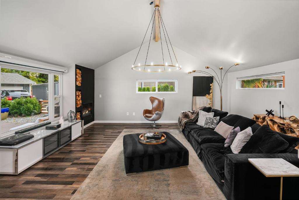 Charming 2 Bed Kirkland Retreat Projector with Fireplace and More