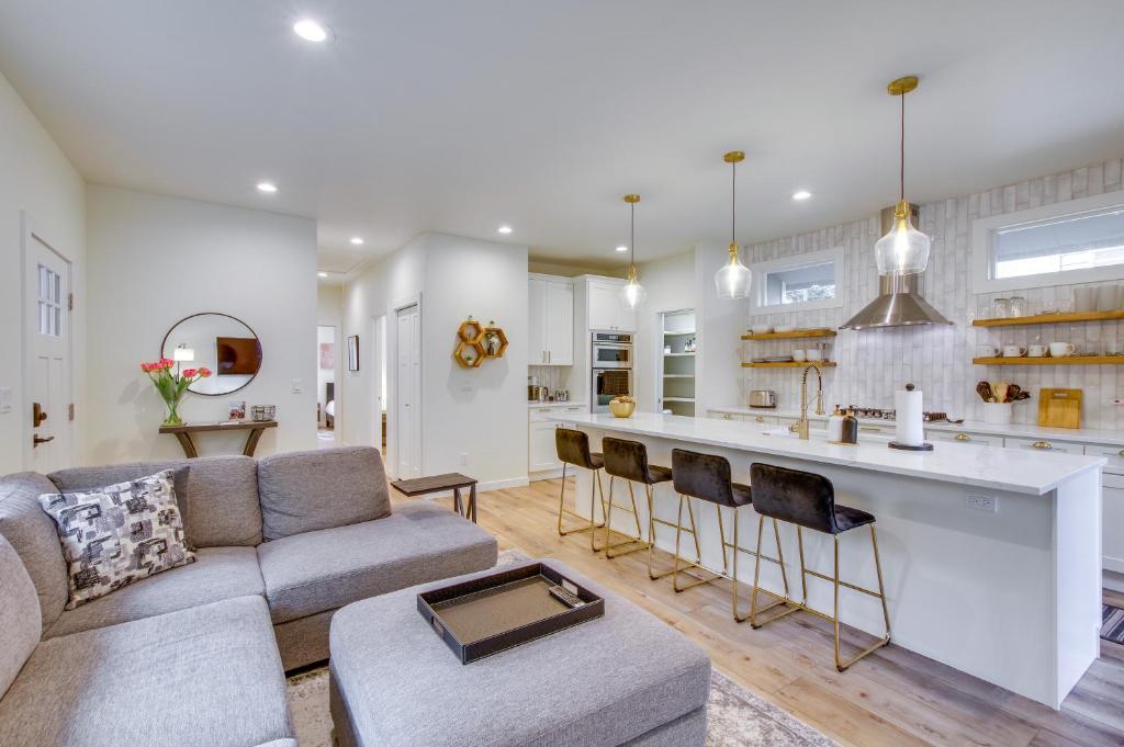 Modern Vacation Rental in Kirkland with Backyard!