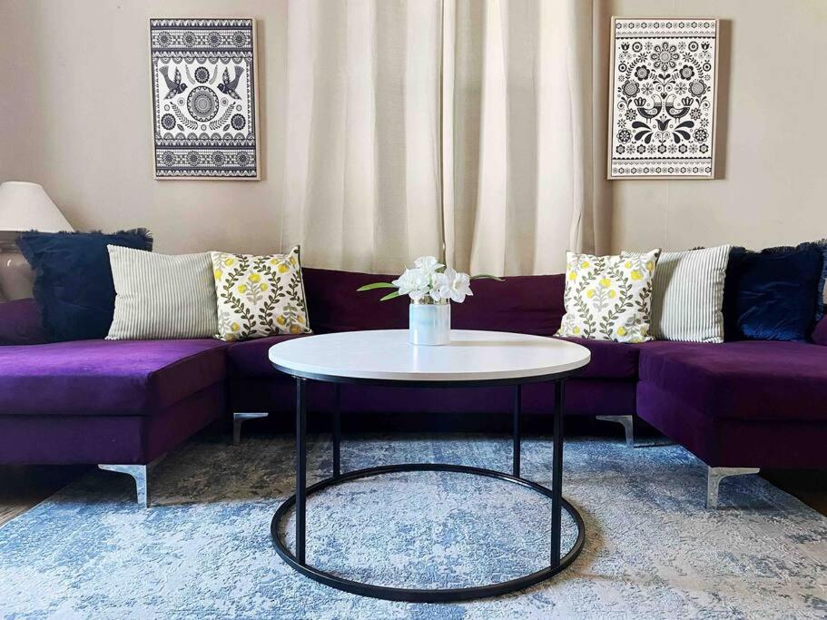 Color Pop Casa - 2BR/1BA Townhome near Ford Center