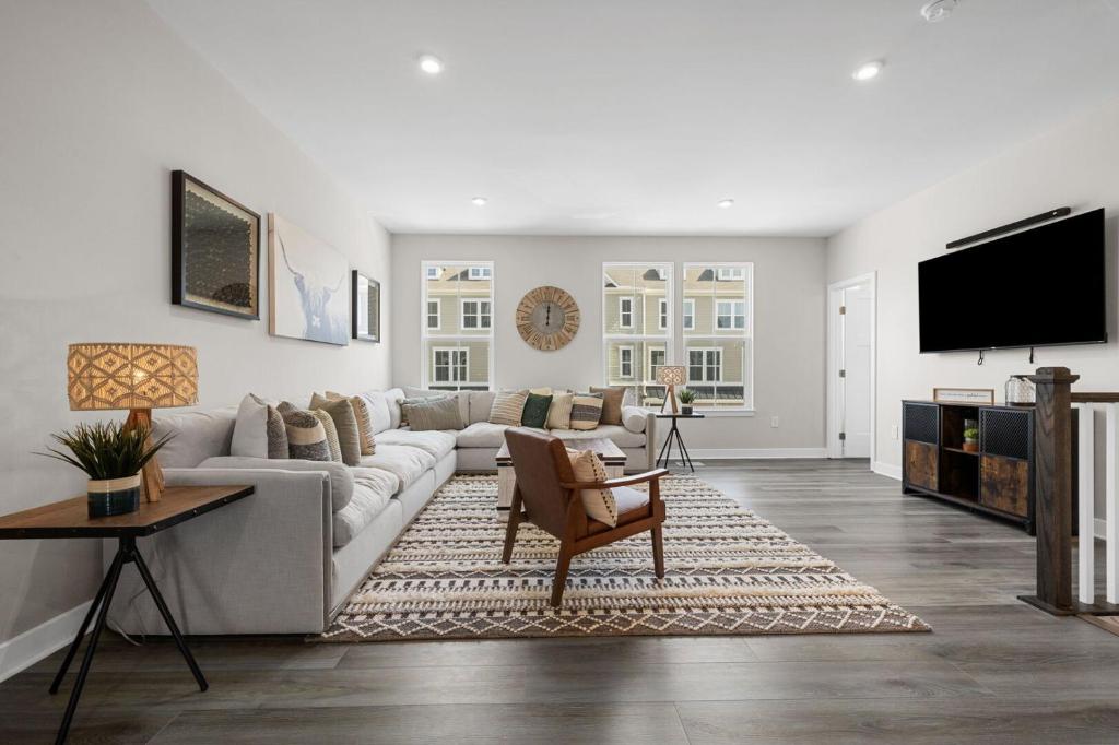 Luxurious 3 Story Townhome! The Dye at Barefoot Resort 402- Sleeps 12!