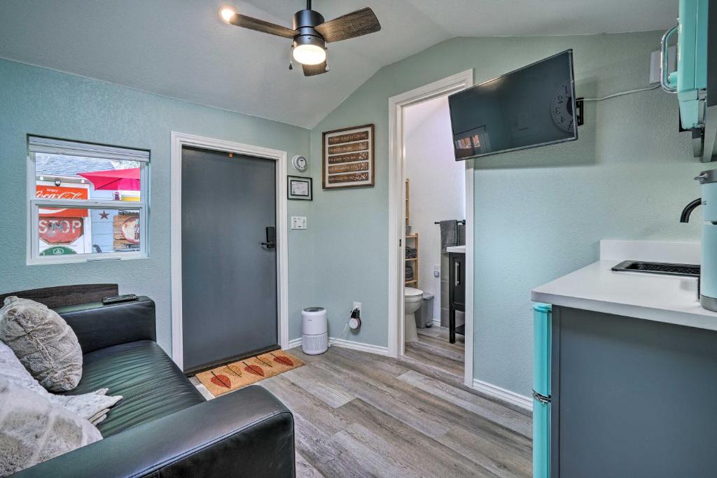 Bright Texas Cottage Near San Antonio Zoo!