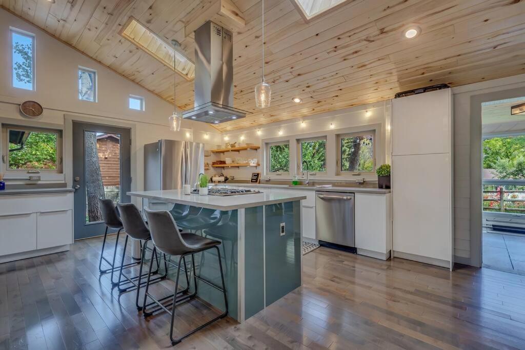 Cozy Modern House seconds from Roaring Fork River